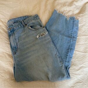 American Eagle Outfitters AE Strigid Curvy Ripped Mom Jean